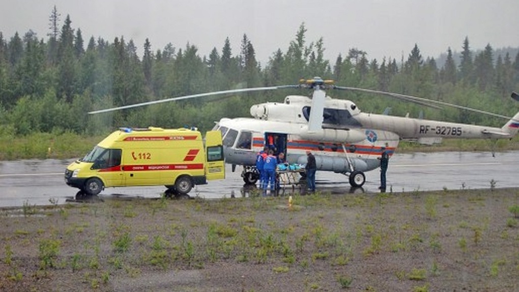 На севере Омской области вертолёт приземлился на стадион с детьми