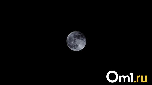 «Клубничная Луна»: омичи смогут увидеть в небе необычное явление