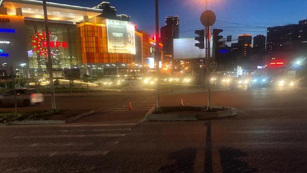 Сбил двоих пешеходов: 11-летняя девочка пострадала в ДТП около «Ауры» в Новосибирске