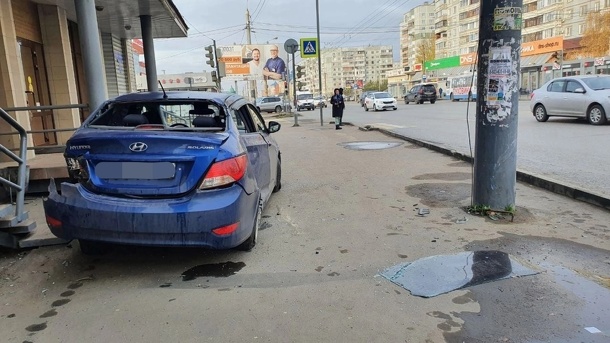 Омич на иномарке вылетел на тротуар у Роспотребнадзора