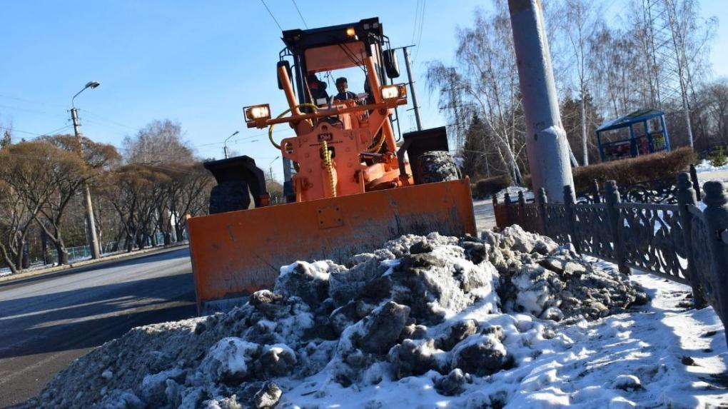 Более 300 единиц техники выехали на уборку снега в Новосибирске