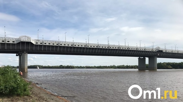 В Омске перекроют дорогу на метромосту из-за огромного провала в асфальте