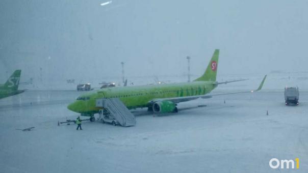 Самолёт с треснувшим стеклом приземлился в новосибирском аэропорту Толмачёво