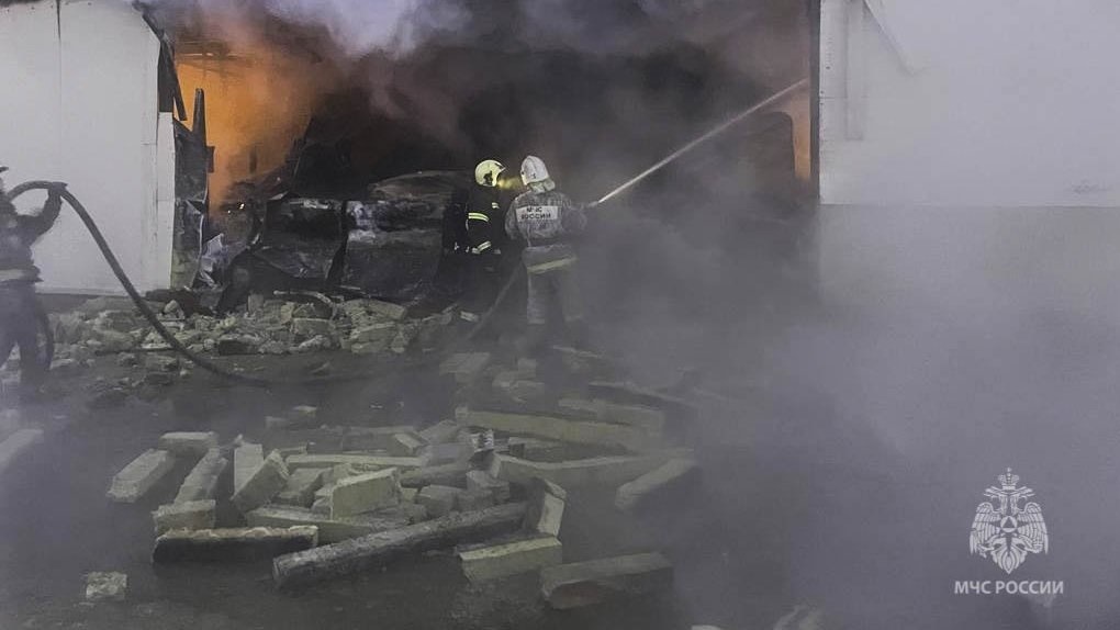 В Омске из-за пожара в ТЦ «Триумф» возникли огромные пробки на Фрунзенском мосту
