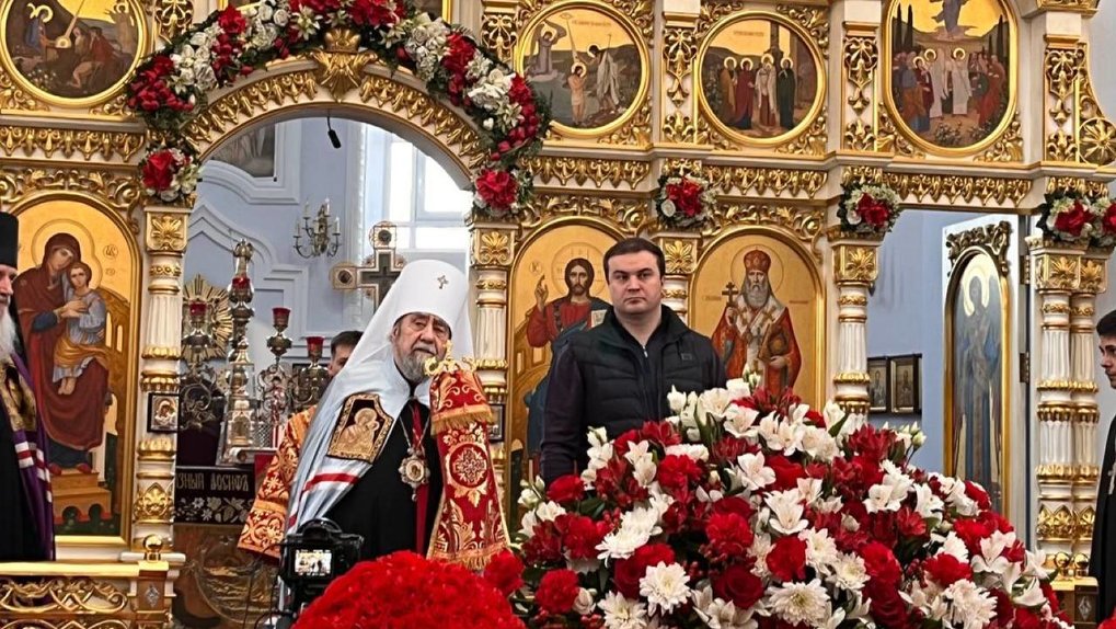 Врио губернатора Виталий Хоценко поучаствовал в передаче Благодатного огня омскому храму