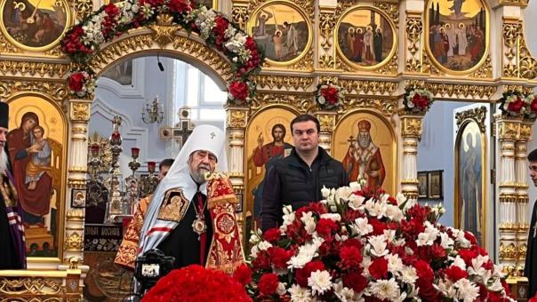 Врио губернатора Виталий Хоценко поучаствовал в передаче Благодатного огня омскому храму