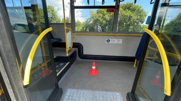 Пенсионерка упала в новосибирском автобусе и получила травму головного мозга