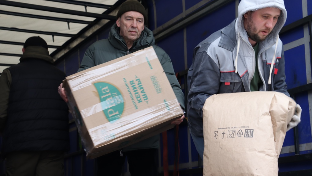 При содействии «Единой России» из Омска в Стаханов вновь прибыл гуманитарный груз и подарки детям