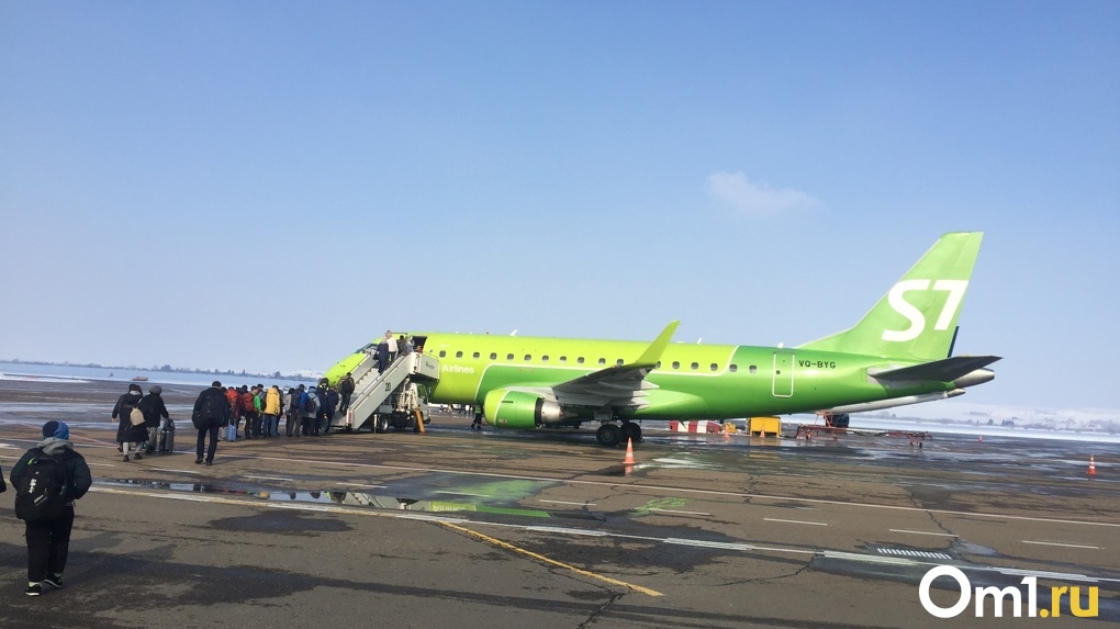 Не смогли откачать: пассажир скончался в самолёте на пути из Магадана в Новосибирск