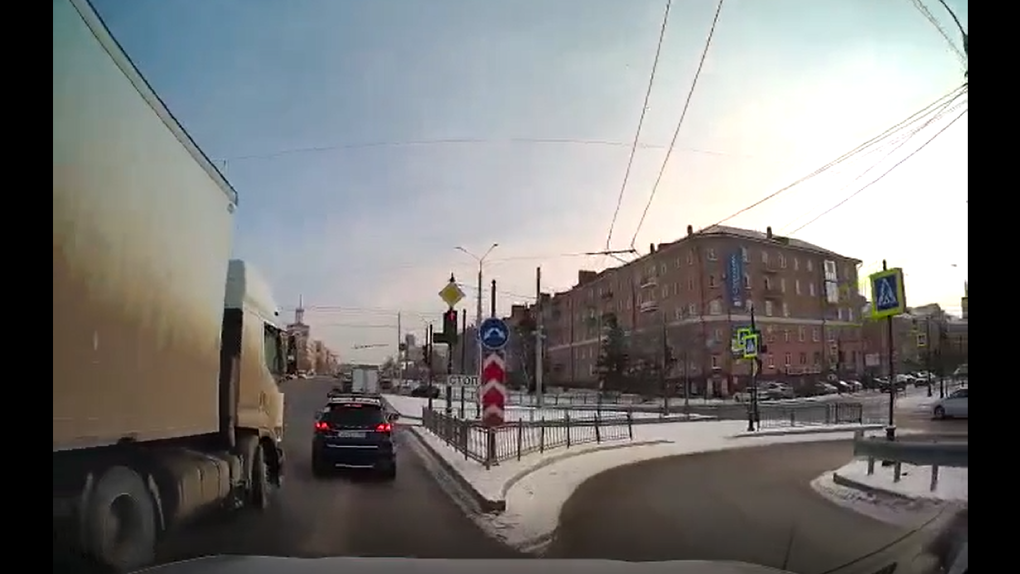 В Омске на Ленинградском мосту фура протаранила легковые машины