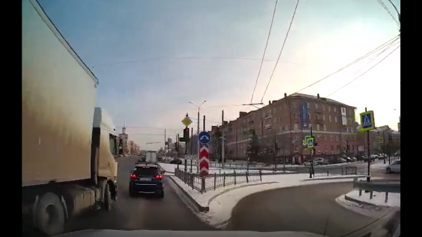 В Омске на Ленинградском мосту фура протаранила легковые машины