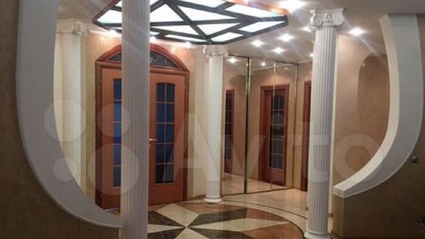 В центре Омска за 45 миллионов рублей продают квартиру с бассейном и кинозалом