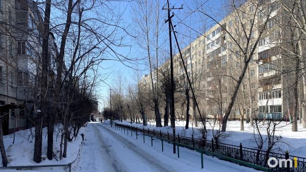 Омичи, недовольные снегом во дворах, могут на него пожаловаться