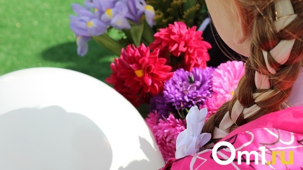 Омским учителям на 1 сентября предлагают дарить по одному букету от класса