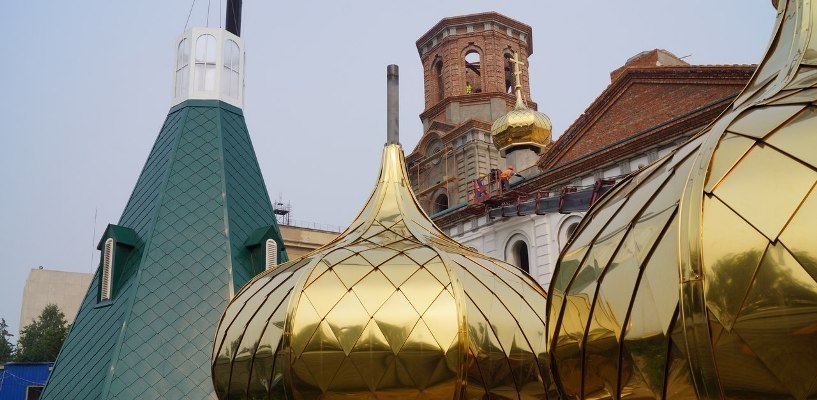 На Воскресенском соборе в Омске установили основной купол и шатер (ФОТО)