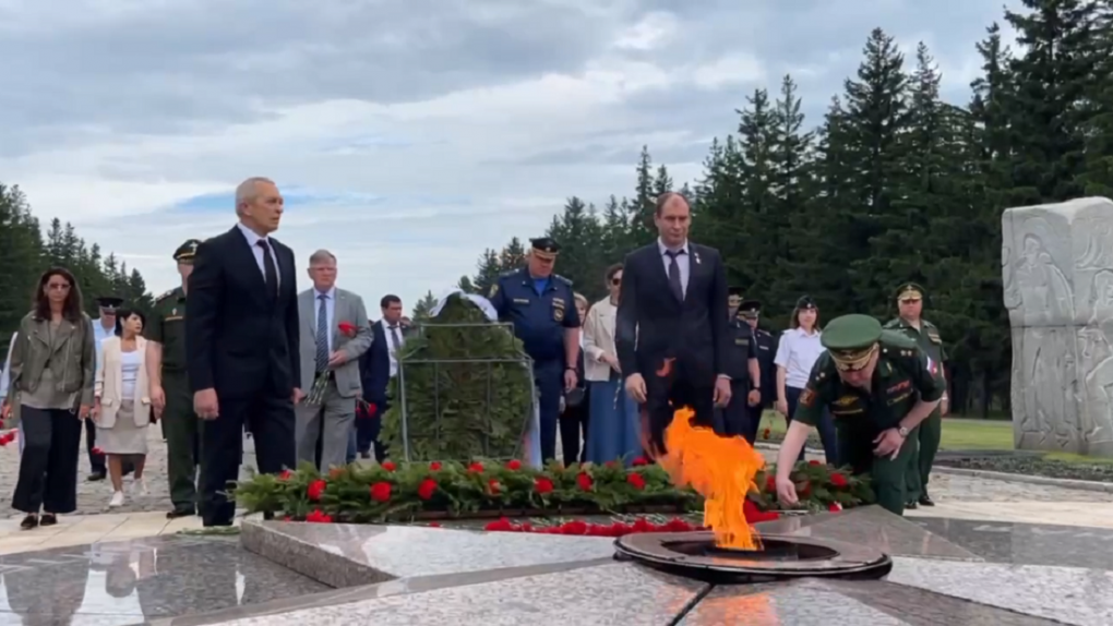 Члены правительства Омской области в День памяти и скорби возложили цветы