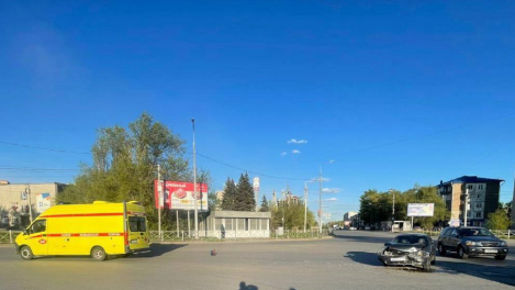 В Омске водитель въехал в машину скорой помощи с включённой сиреной