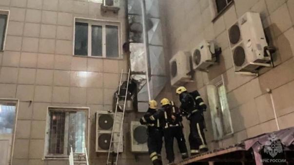 В омском торговом комплексе загорелась вытяжка: эвакуированы 50 человек