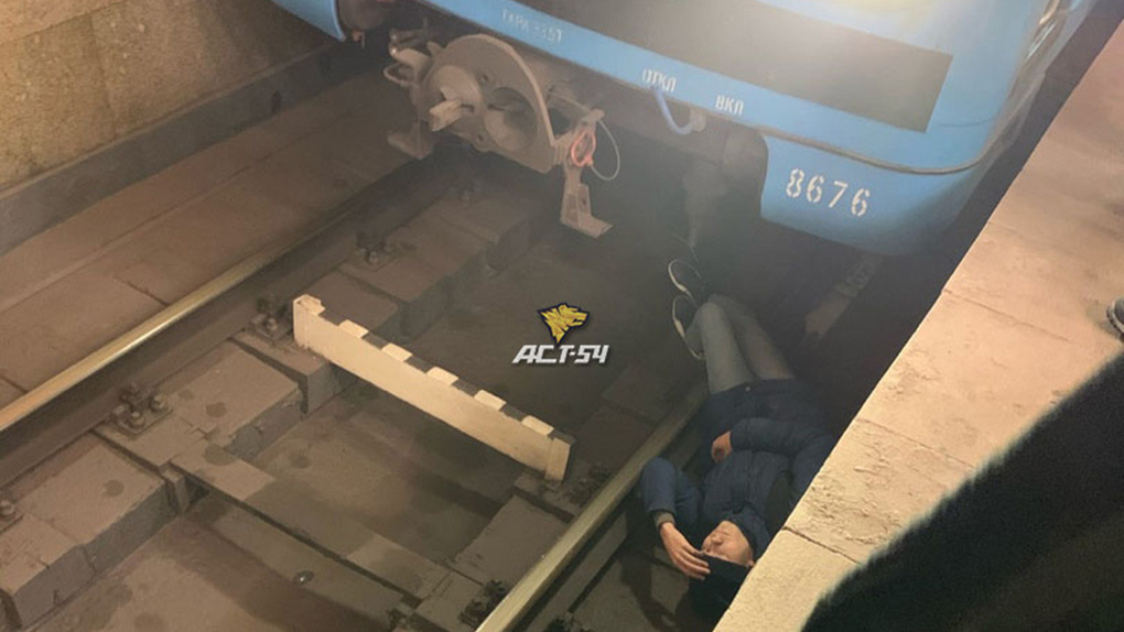 В Новосибирском метро парень упал на рельсы перед приближающимся поездом
