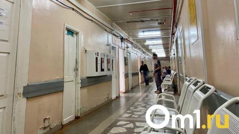 «Осколки летели во все стороны»: омич разбил стекло на стойке регистратуры в детской больнице