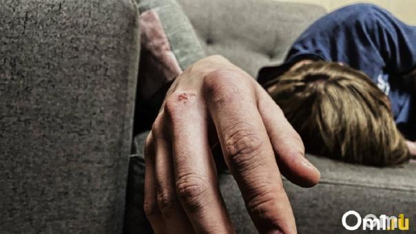 В омской квартире день пролежал труп мужчины, убитого стулом