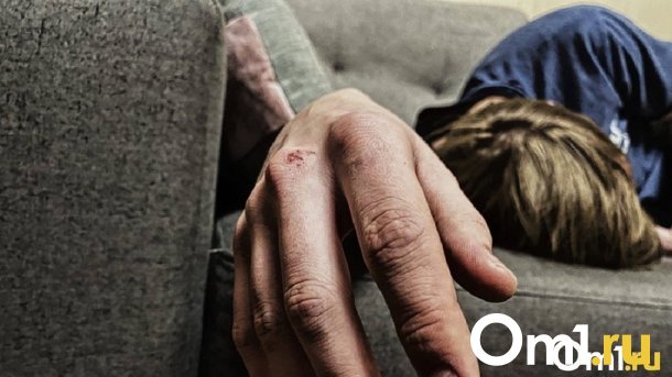 В омской квартире день пролежал труп мужчины, убитого стулом