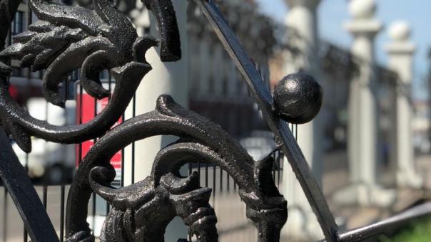 Исчезла старинная чугунная ограда в центре Омска