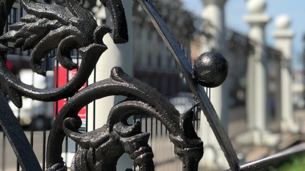 Исчезла старинная чугунная ограда в центре Омска