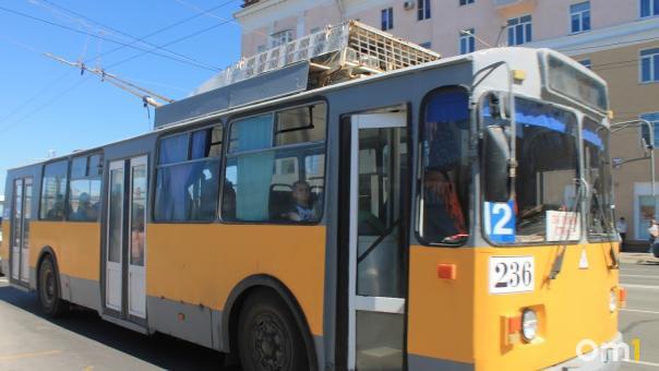 Омский кондуктор отсудила 100 тысяч рублей компенсации за падение в троллейбусе