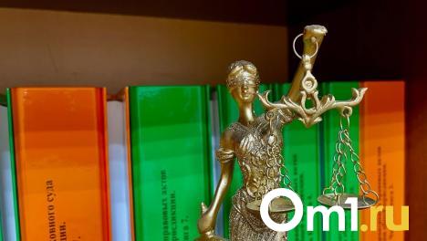 Изрезали ещё живого: омичка жестоко убила любовника и обвинила в этом своего брата