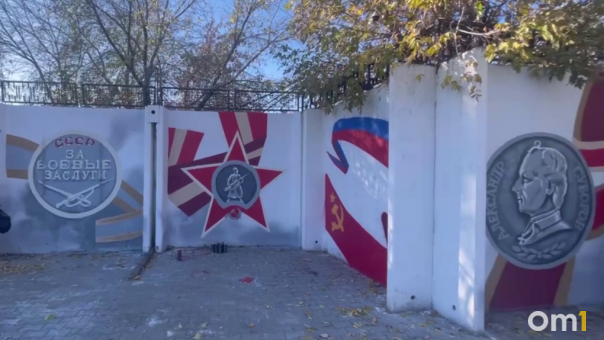 В Омске бетонные плиты украсили изображениями боевых наград