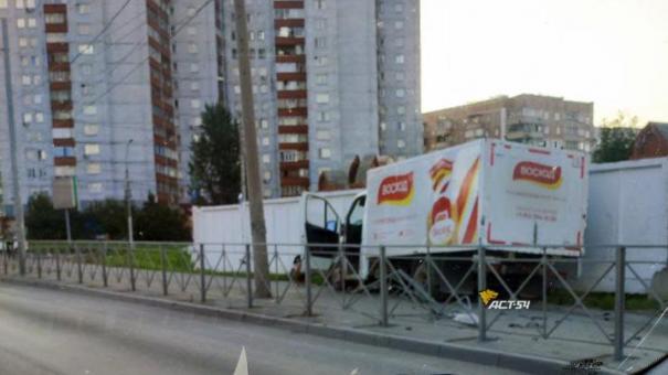 Грузовик вылетел на тротуар в Новосибирске, чудом избежав трагедии