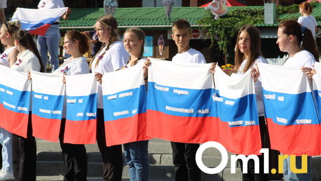 Триколор, игры и флешмоб: омичи отметили День флага Российской Федерации в Советском парке