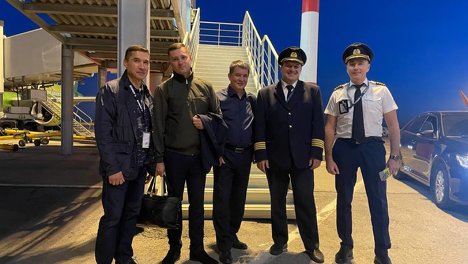 Пилоты севшего в поле под Новосибирском самолета вернулись домой