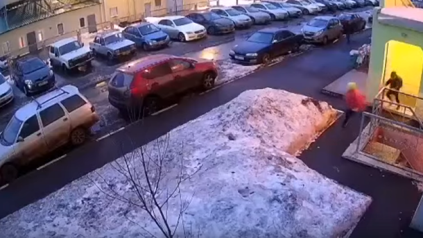 Успела забежать в подъезд. Неадекватный омич преследовал детей – ВИДЕО