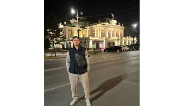 В Омск приехал известный блогер Михаил Литвин, который ради просмотров сжёг свой Mercedes за десятки миллионов