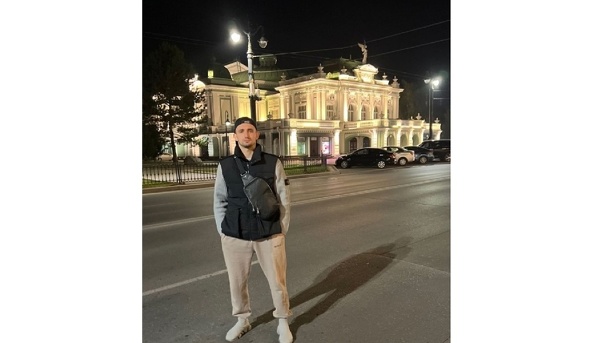 В Омск приехал известный блогер Михаил Литвин, который ради просмотров сжёг свой Mercedes за десятки миллионов