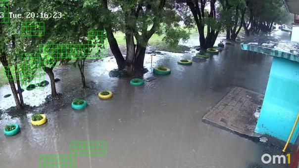 Затопленные дворы и дороги: омичи показали последствия сильного дождя