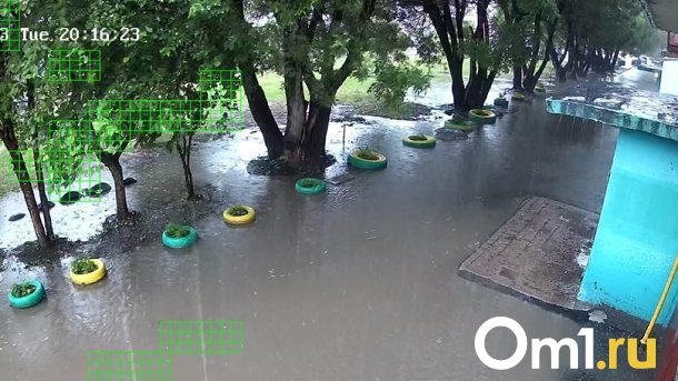 Затопленные дворы и дороги: омичи показали последствия сильного дождя