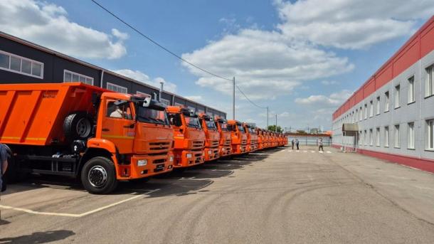 В Омск поступили 20 новых самосвалов КамАЗ для содержания дорог