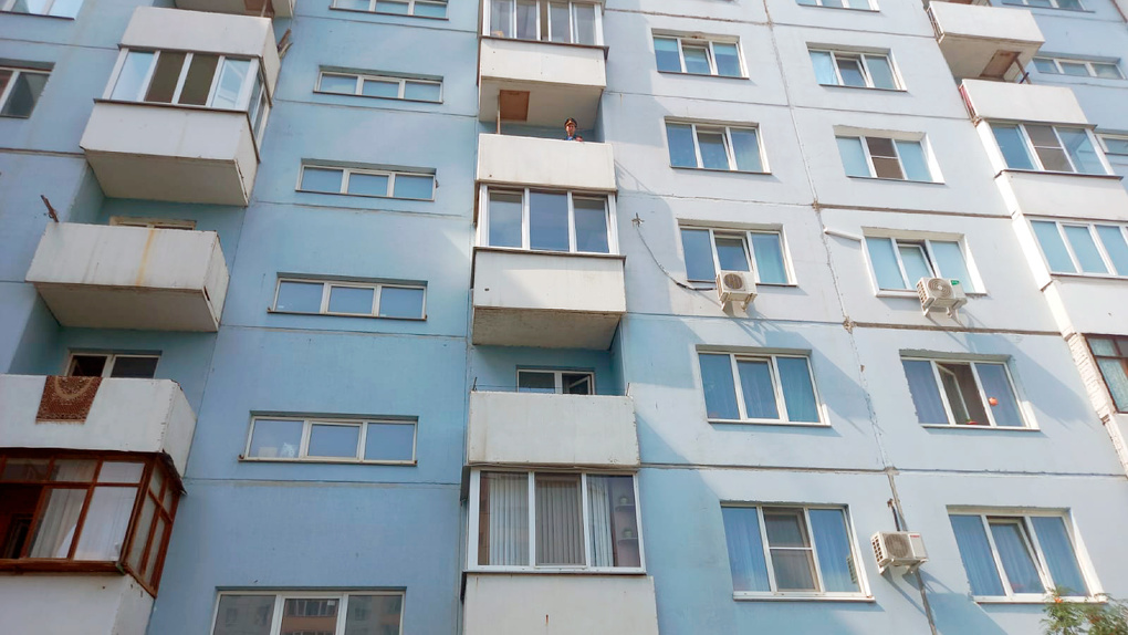 Стояла на балконе одна: сотрудник МЧС спас трёхлетнюю омичку, которая чуть не упала с пятого этажа