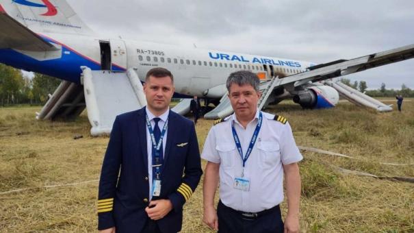 Пилот севшего в пшеничном поле под Новосибирском Airbus A320 признался, что мог посадить самолёт в Омске