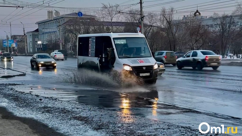 В Омске водители маршруток требуют 35 рублей за оплату проезда наличными
