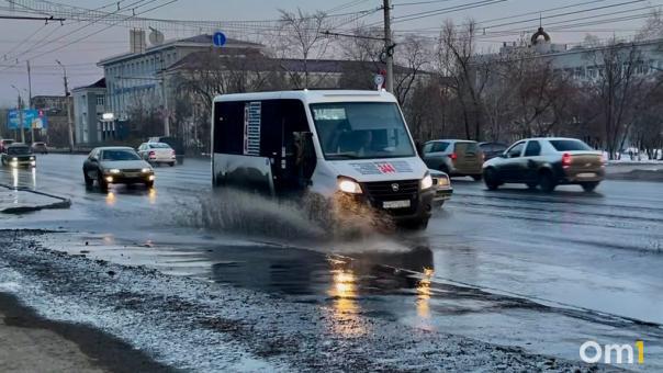 В Омске водители маршруток требуют 35 рублей за оплату проезда наличными