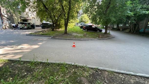 Водитель сбил 7-летнего ребёнка во дворе в центре Новосибирска