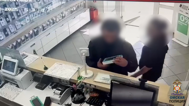 Потратил 38 тысяч: омич, укравший чужую банковскую карту, попал на видео