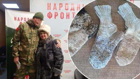 89-летняя бабушка и её дочь из Новосибирска вяжут носки для солдат на СВО
