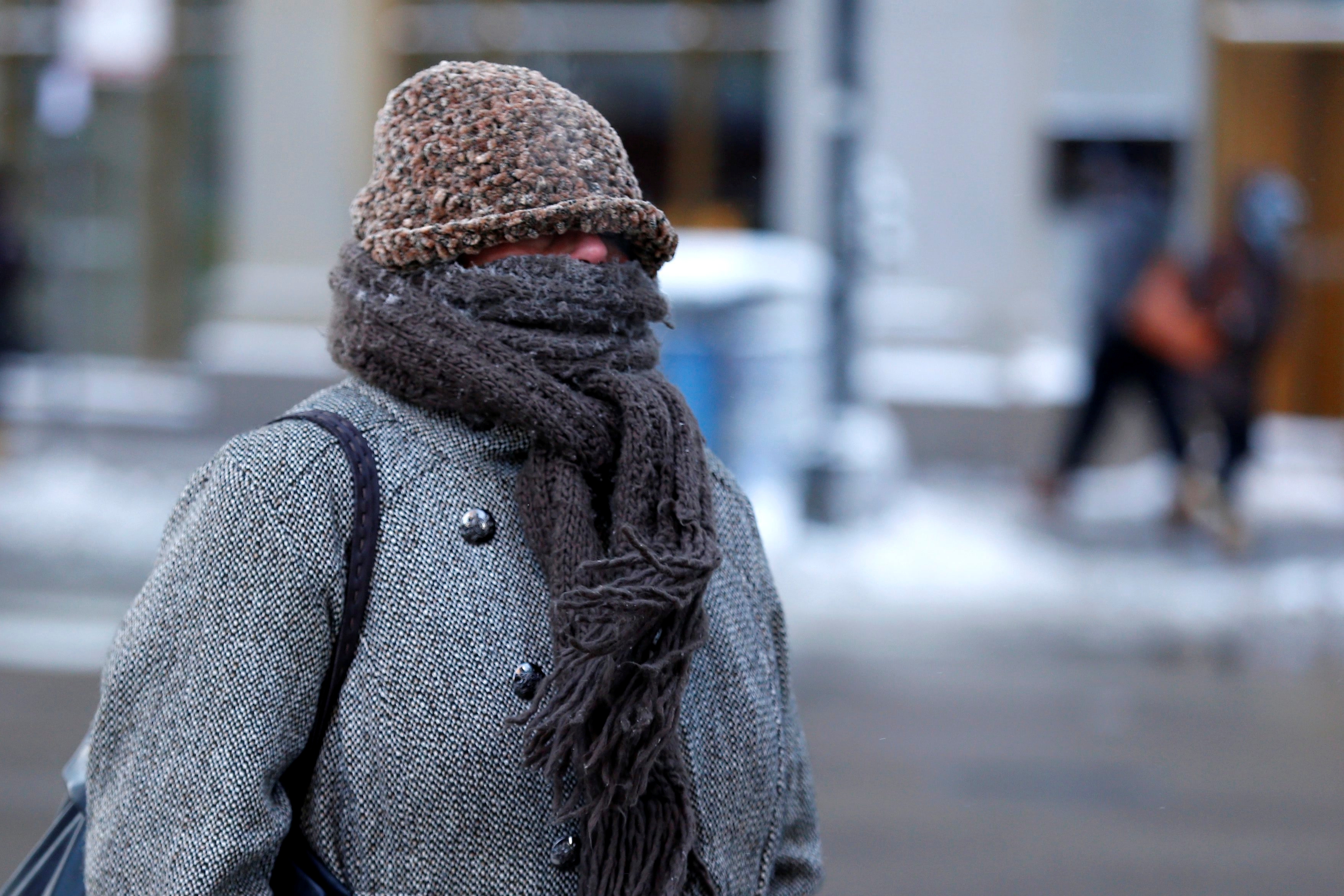 Зимой одеваться тепло. Кутается в шарф. Тепло одет. Закутанный в шарф. Тепло одеваться.