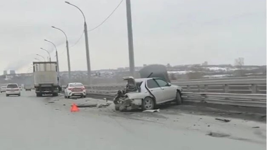 В Новосибирске Nissan столкнулся с грузовиком на Бугринском мосту. ВИДЕО