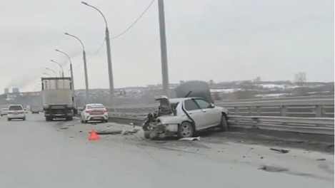 В Новосибирске Nissan столкнулся с грузовиком на Бугринском мосту. ВИДЕО